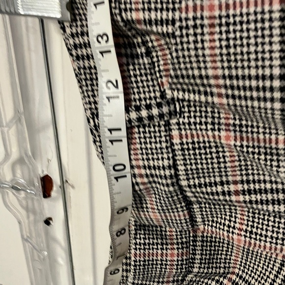 Like new. Old Navy sz 14. Waist 30”-31” inseam cropped in is 26”. Real pkts in - Picture 8 of 11